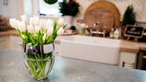 5 Easy and Inexpensive Ways to Use Flowers in Your Home